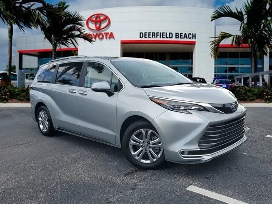 2024 Toyota Sienna Platinum photo 1