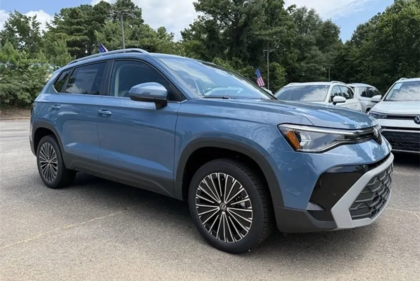 2025 Volkswagen Taos SE photo 1