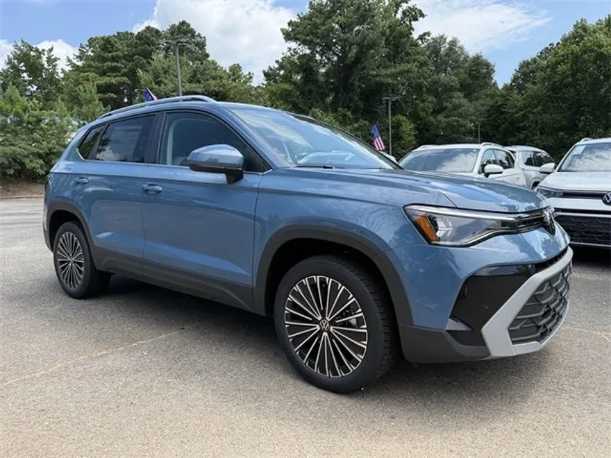 2025 Volkswagen Taos SE photo 1