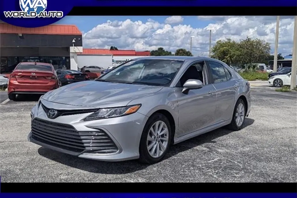 2022 Toyota Camry LE photo 1