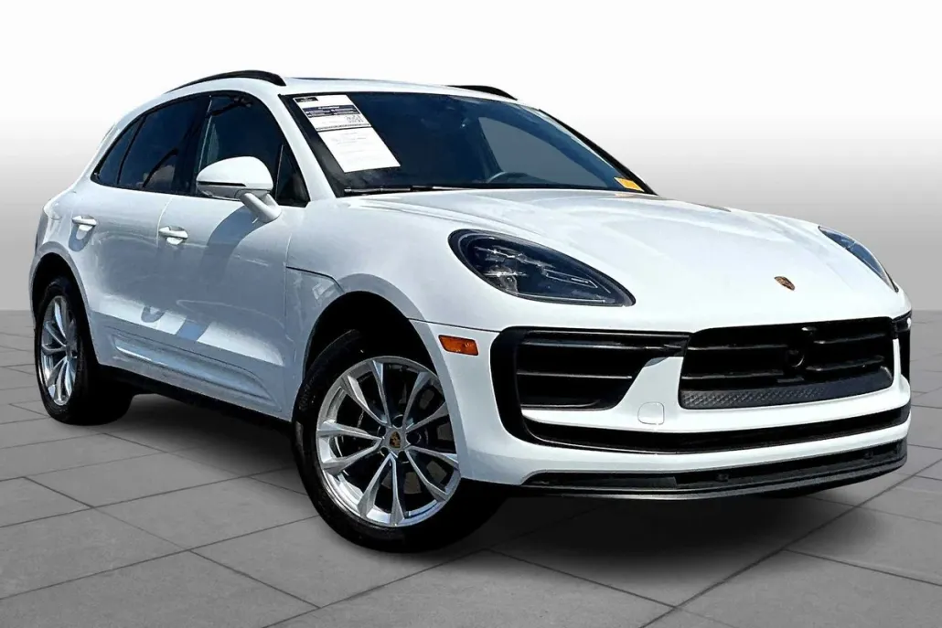 2025 Porsche Macan T photo 1