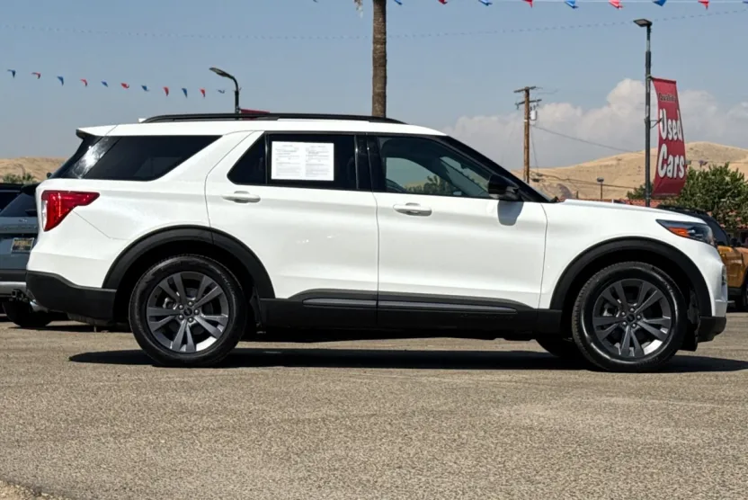 2022 Ford Explorer XLT photo 1