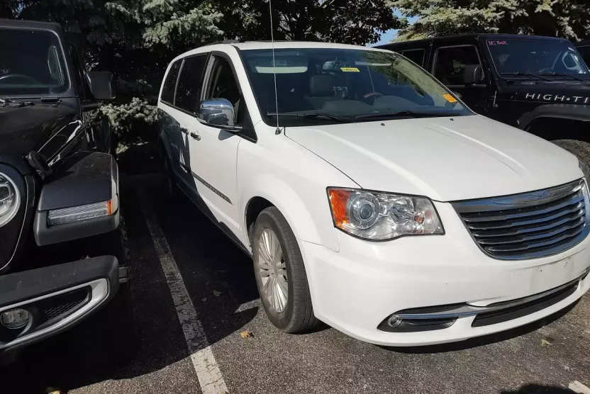 2014 Chrysler Town & Country Limited photo 1