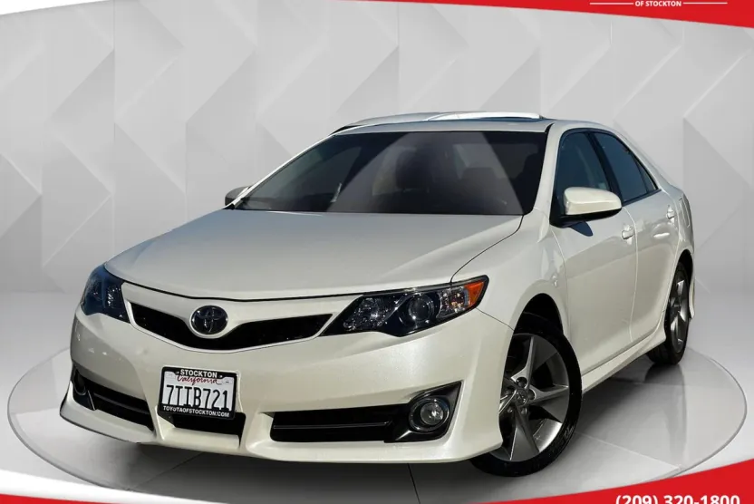 2012 Toyota Camry SE photo 1