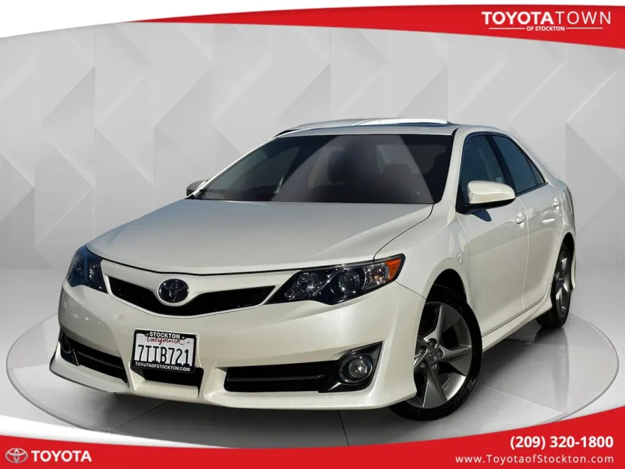 2012 Toyota Camry SE photo 1