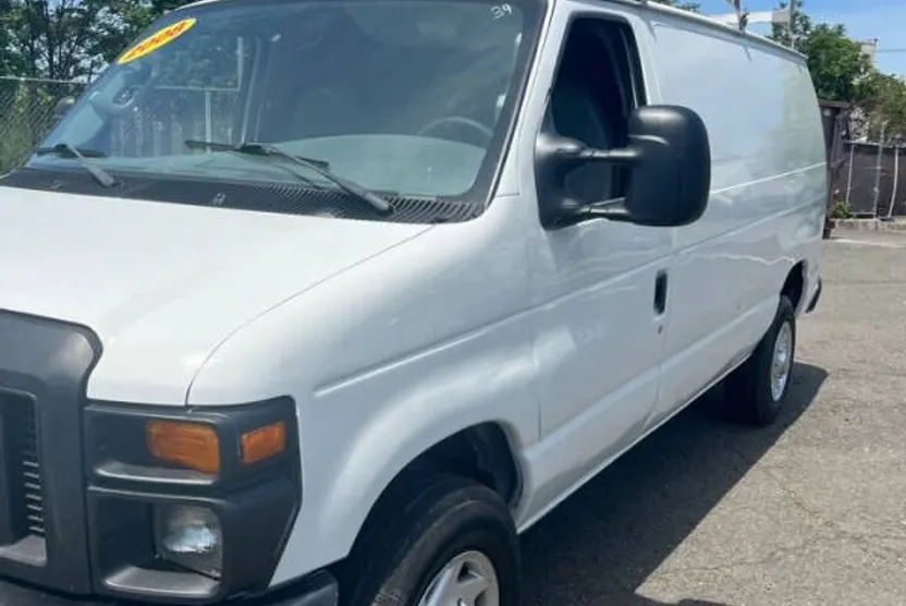 2008 Ford E-250 photo 1