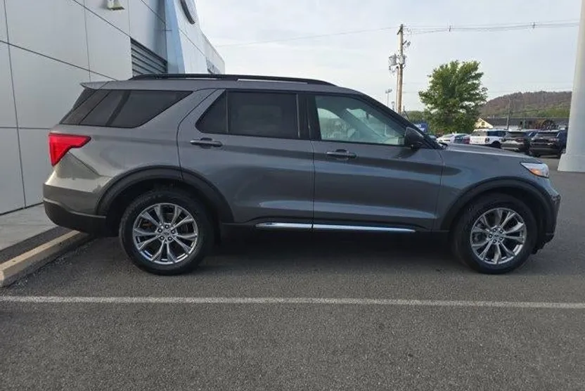 2022 Ford Explorer XLT photo 1