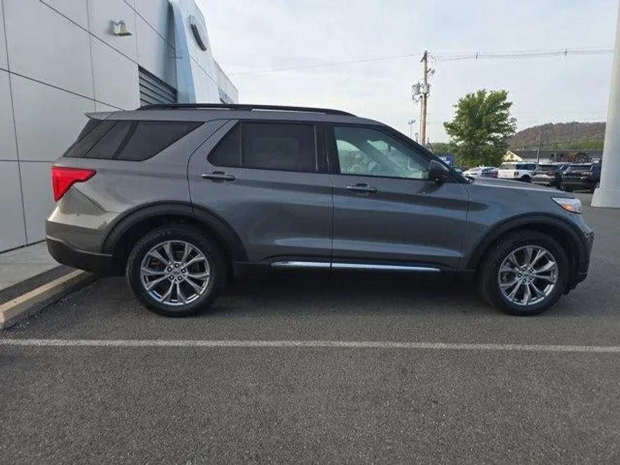 2022 Ford Explorer XLT photo 1