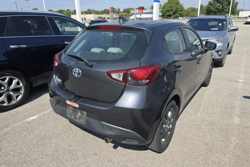 2020 Toyota Yaris LE photo 1