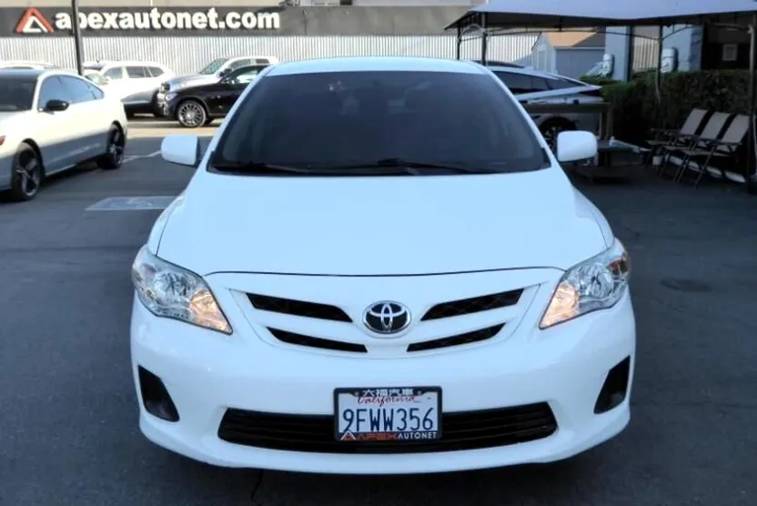 2012 Toyota Corolla LE photo 1