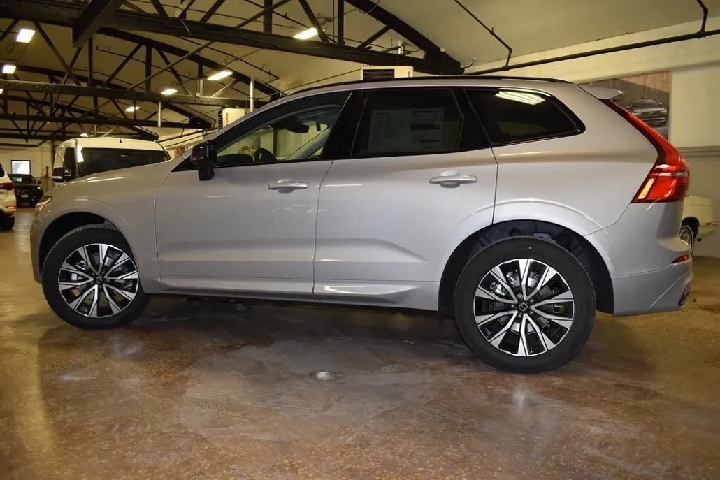 2025 Volvo XC60 B5 Core photo 1