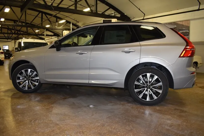 2025 Volvo XC60 B5 Core photo 1