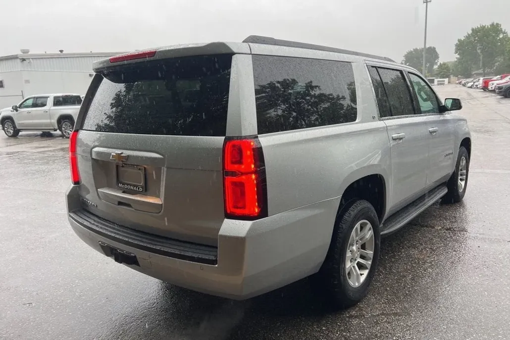 2015 Chevrolet Suburban LT photo 1