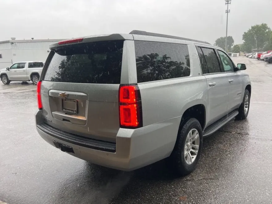 2015 Chevrolet Suburban LT photo 1