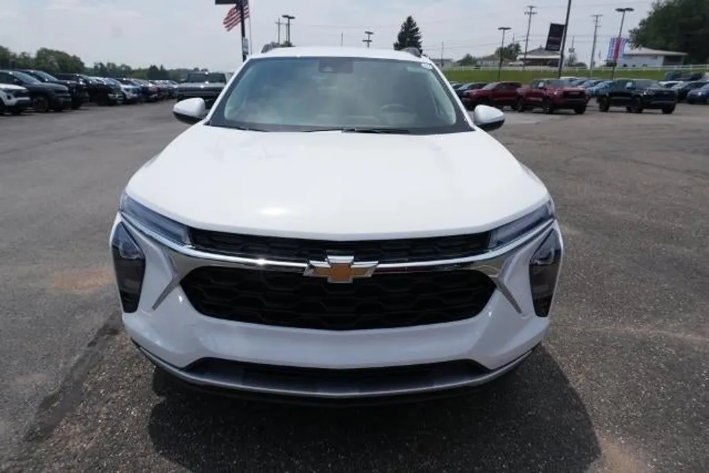 2025 Chevrolet Trax LT photo 1