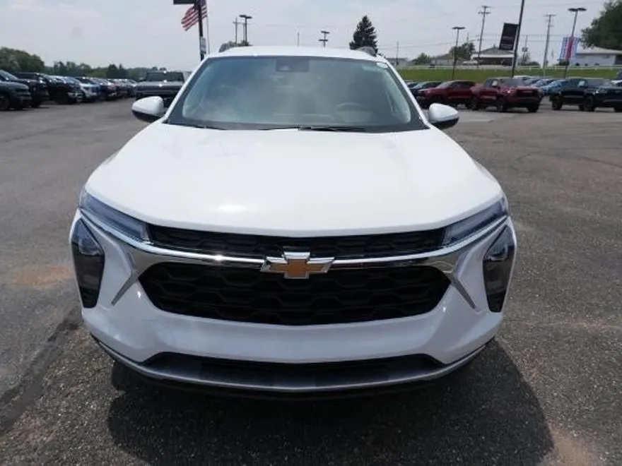 2025 Chevrolet Trax LT photo 1