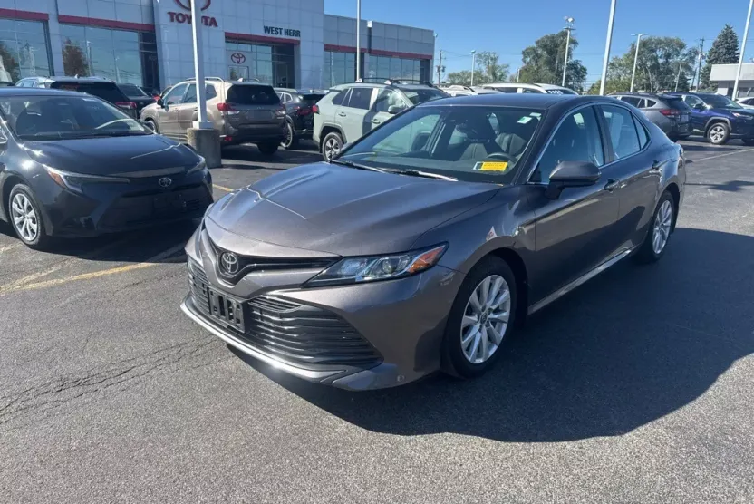 2020 Toyota Camry LE photo 1