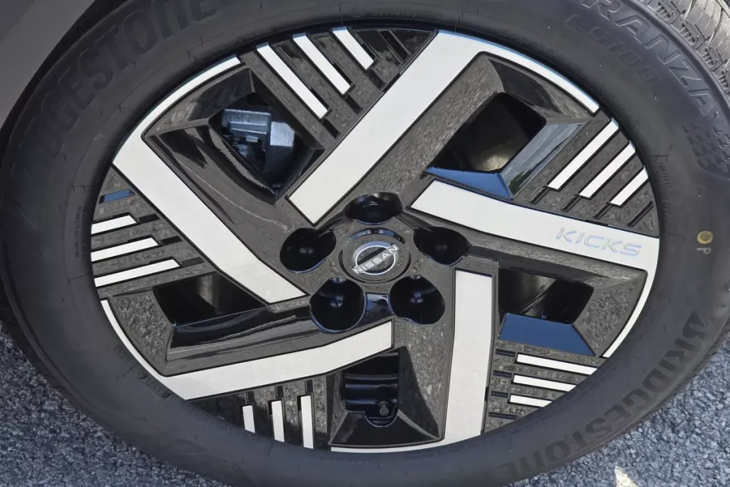 2025 Nissan Kicks SV photo 1