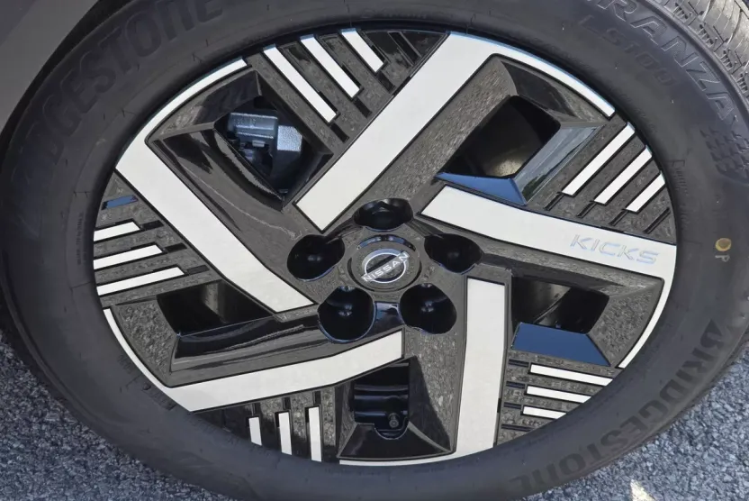 2025 Nissan Kicks SV photo 1