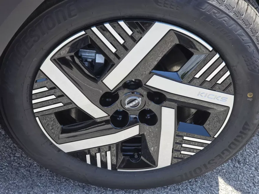 2025 Nissan Kicks SV photo 1