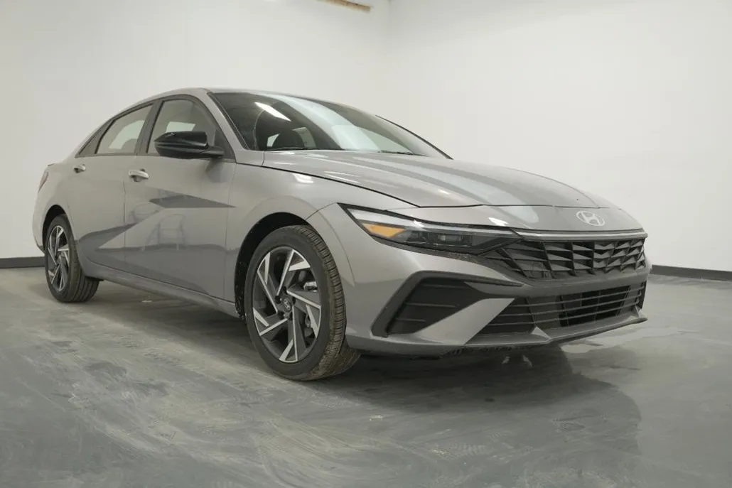 2025 Hyundai Elantra SEL Sport photo 1