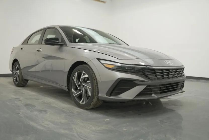 2025 Hyundai Elantra SEL Sport photo 1