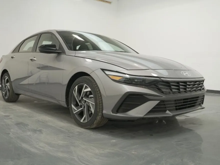 2025 Hyundai Elantra SEL Sport photo 1