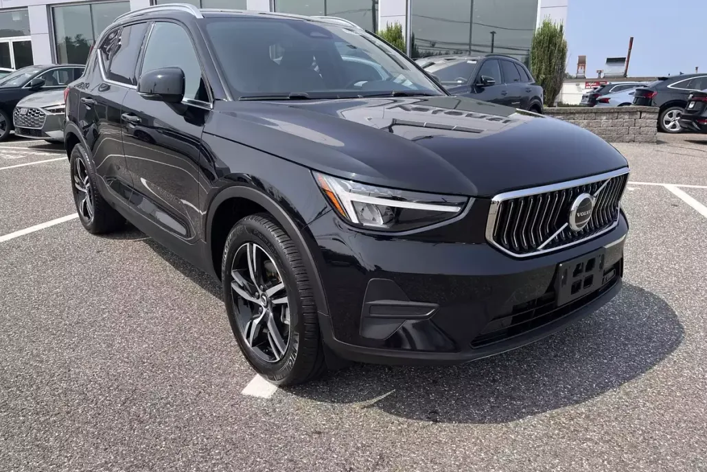 2025 Volvo XC40 Core photo 1