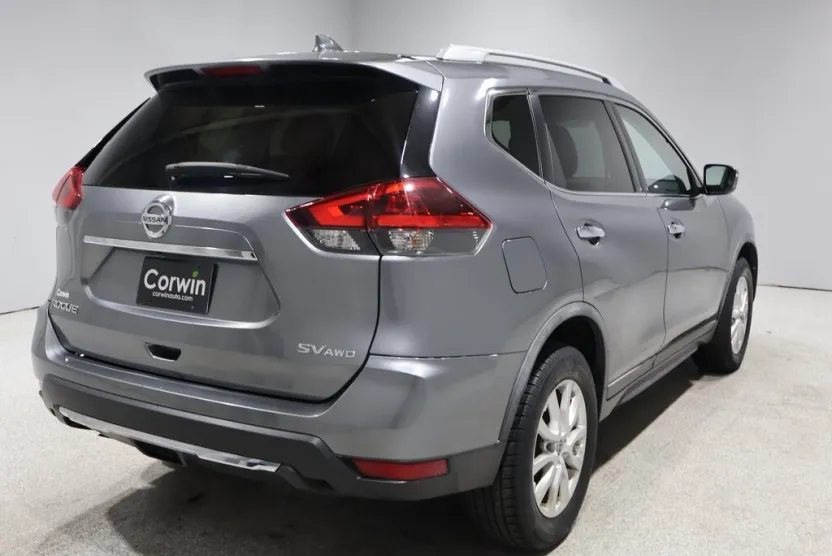 2018 Nissan Rogue SV photo 1