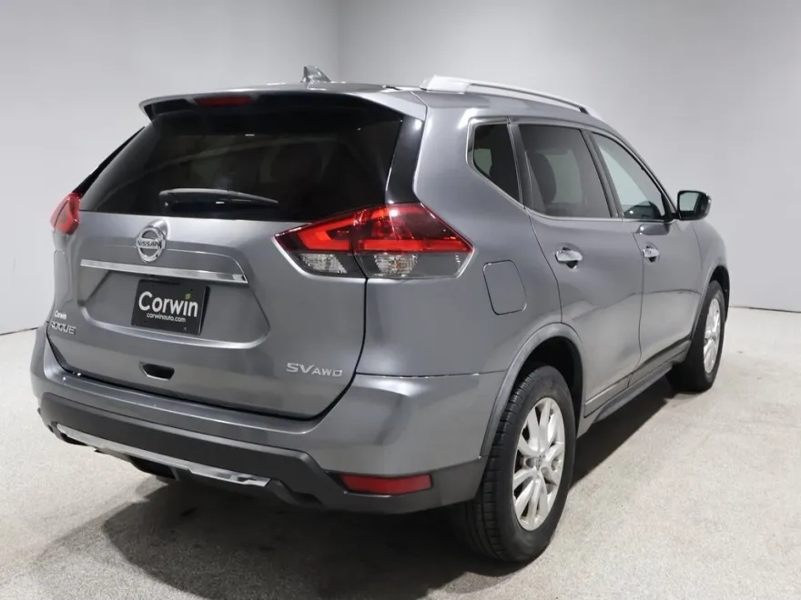 2018 Nissan Rogue SV photo 1