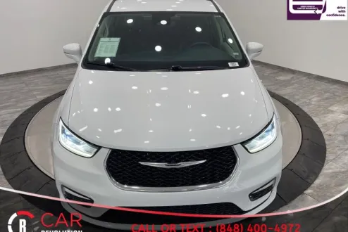 2022 Chrysler Pacifica Touring L photo 2