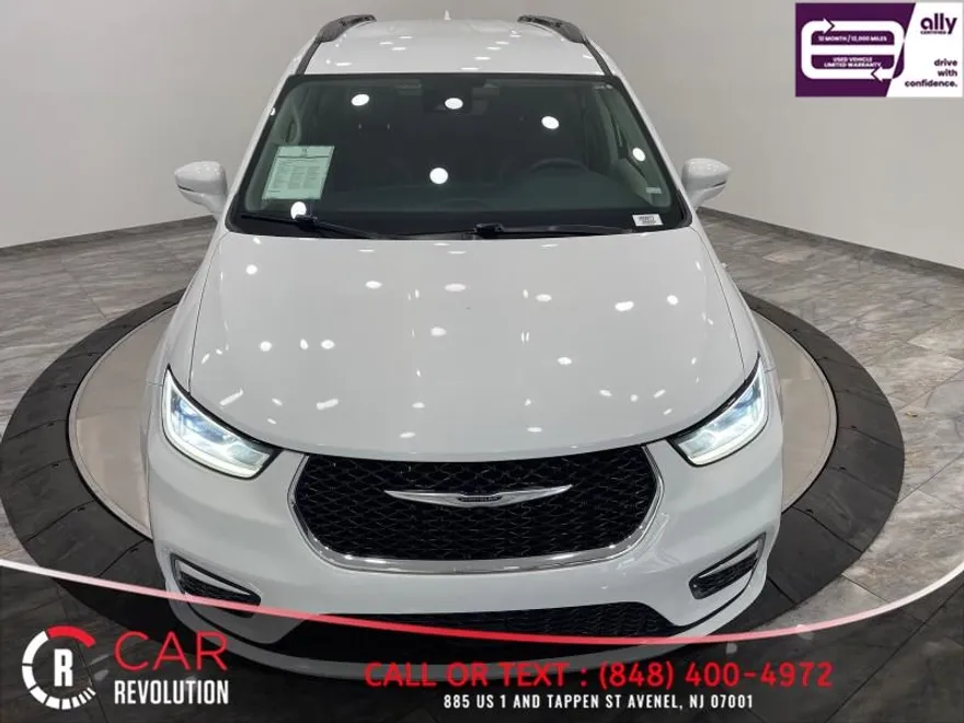 2022 Chrysler Pacifica Touring L photo 2