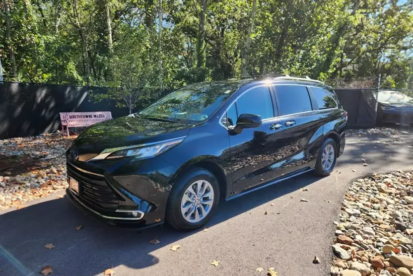 2022 Toyota Sienna XLE photo 1