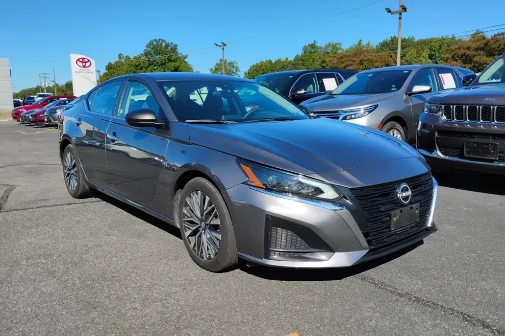 2024 Nissan Altima 2.5 SV photo 1