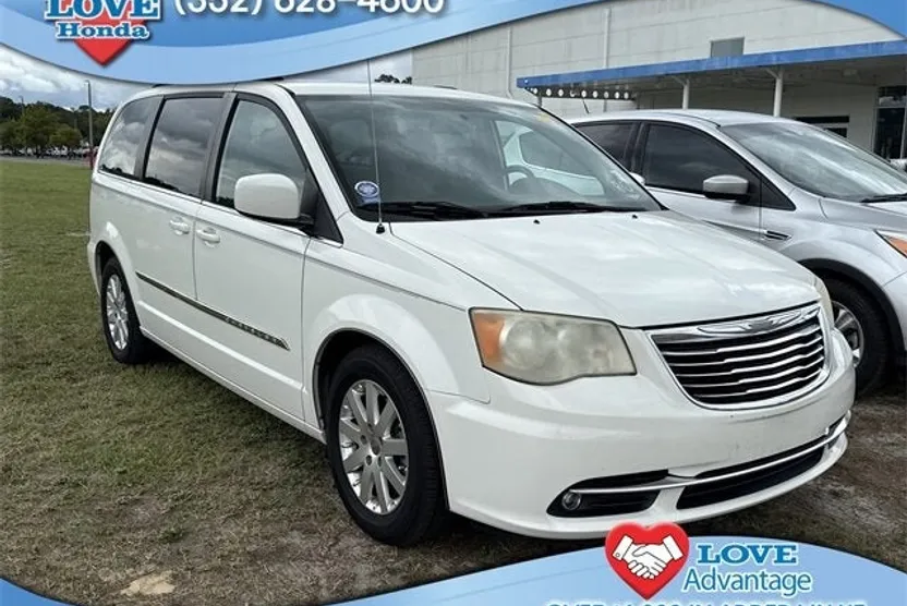 2013 Chrysler Town & Country Touring photo 1