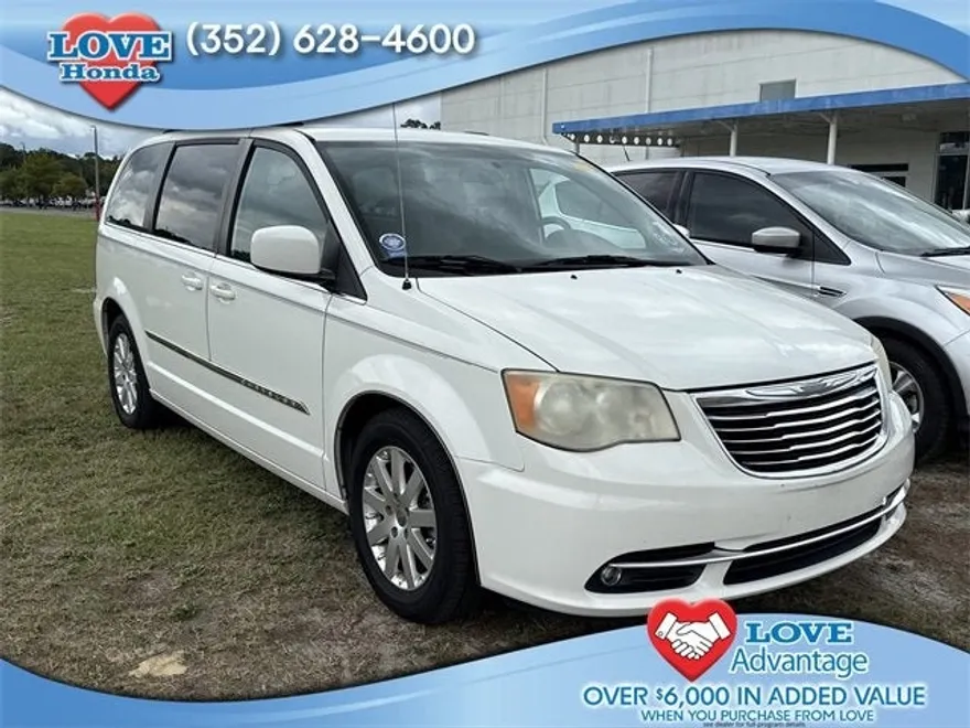 2013 Chrysler Town & Country Touring photo 1