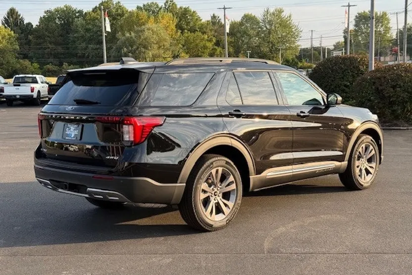2025 Ford Explorer photo 1