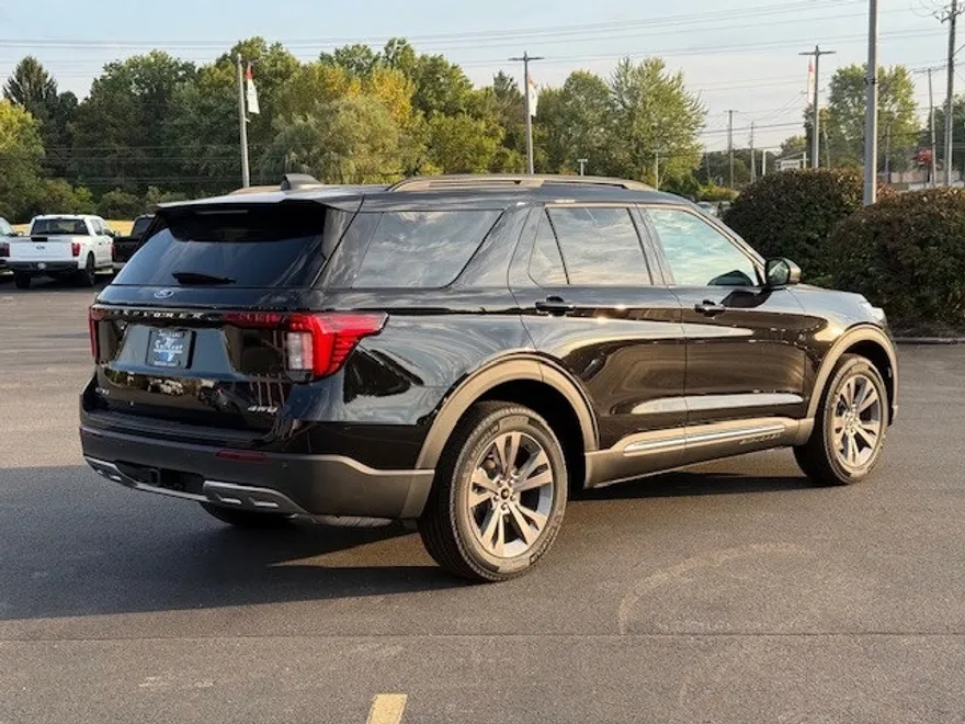 2025 Ford Explorer photo 1