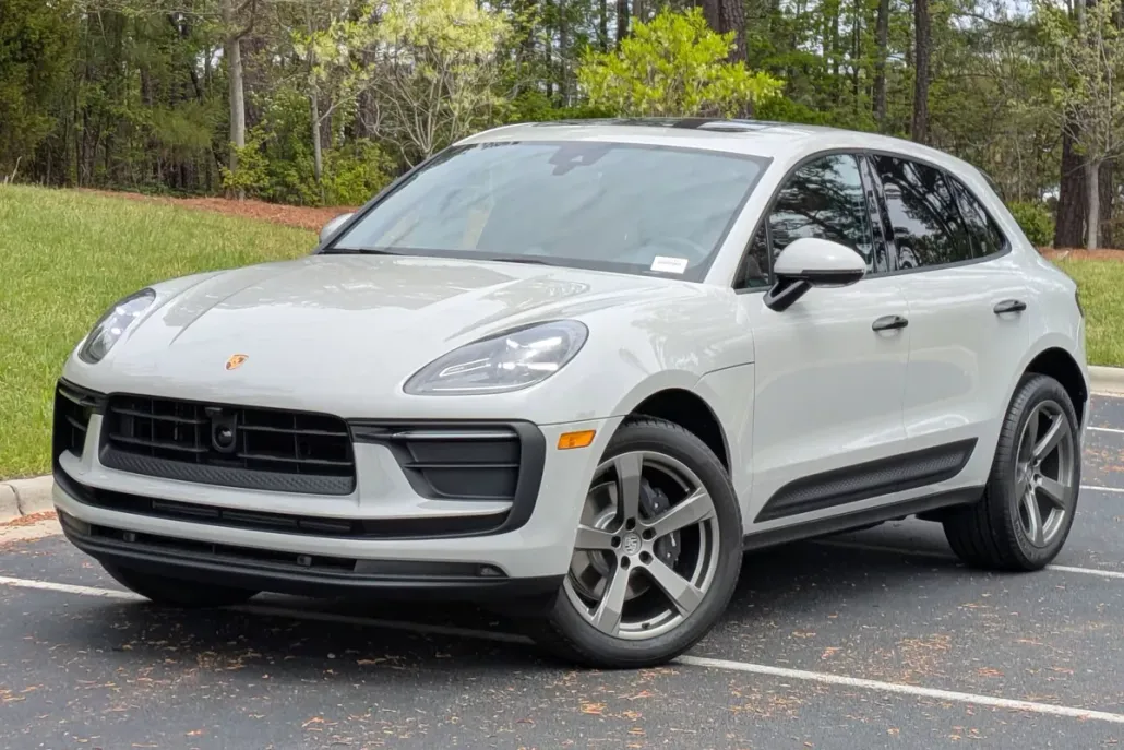 2025 Porsche Macan T photo 1