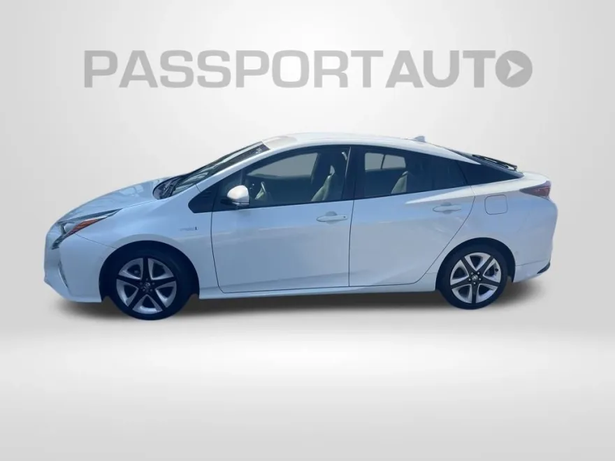 2017 Toyota Prius Three Touring photo 1