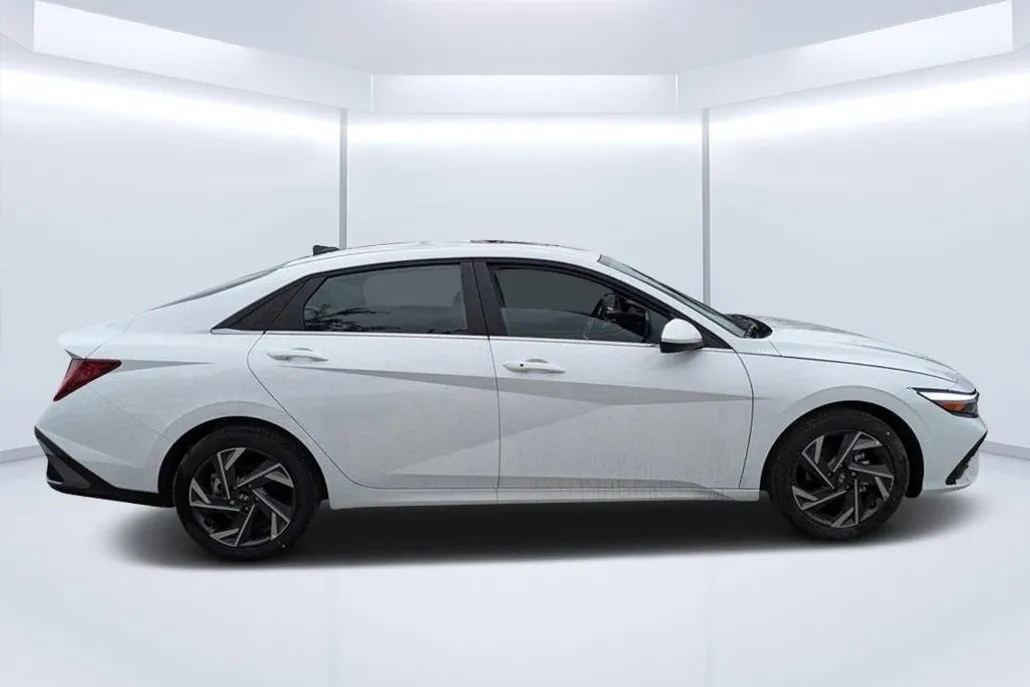 2025 Hyundai Elantra SEL Convenience photo 1