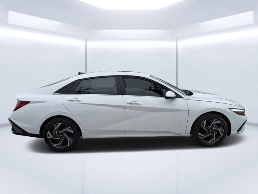 2025 Hyundai Elantra SEL Convenience photo 1