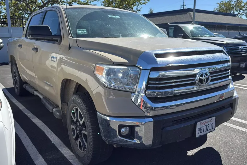 2017 Toyota Tundra SR5 CrewMax photo 1