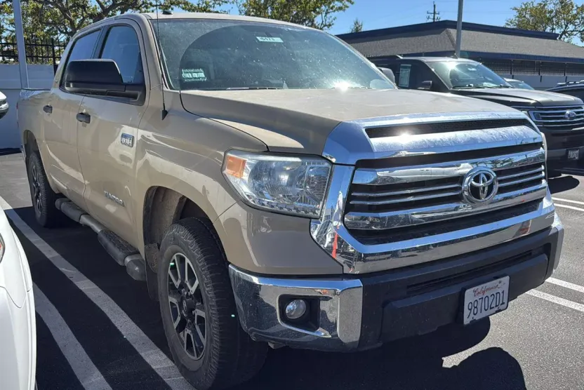 2017 Toyota Tundra SR5 CrewMax photo 1