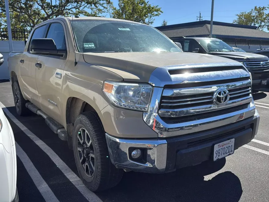 2017 Toyota Tundra SR5 CrewMax photo 1