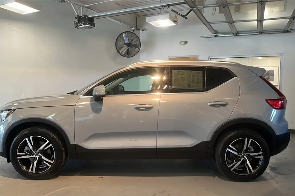 2025 Volvo XC40 Core photo 1