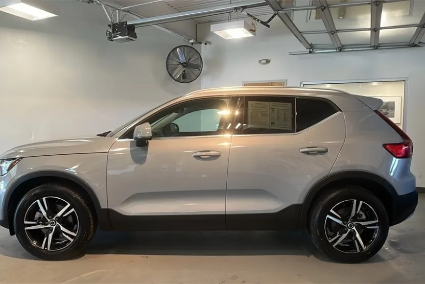 2025 Volvo XC40 Core photo 1