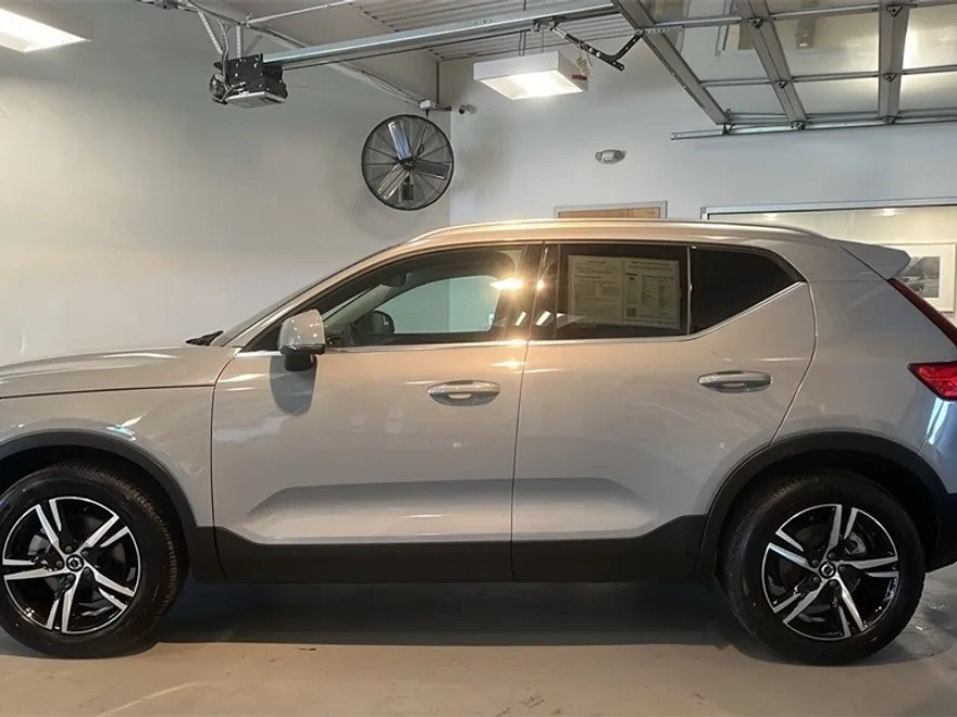 2025 Volvo XC40 Core photo 1