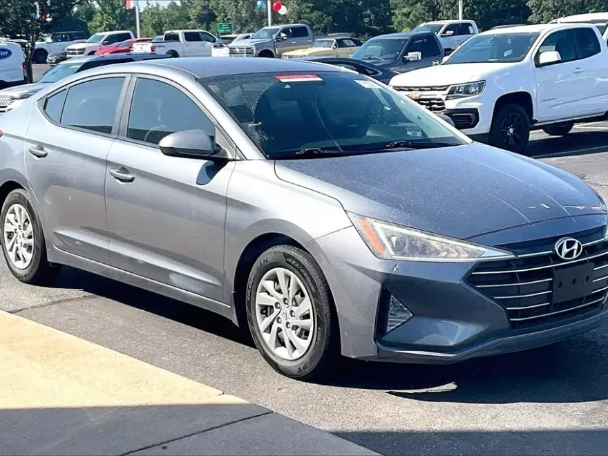 2019 Hyundai Elantra SE photo 1