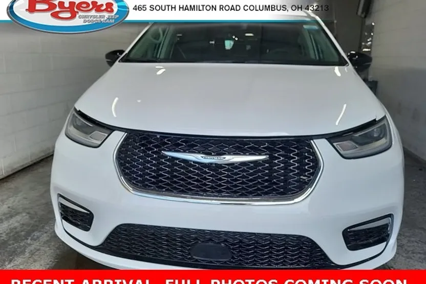 2024 Chrysler Pacifica Touring L photo 1